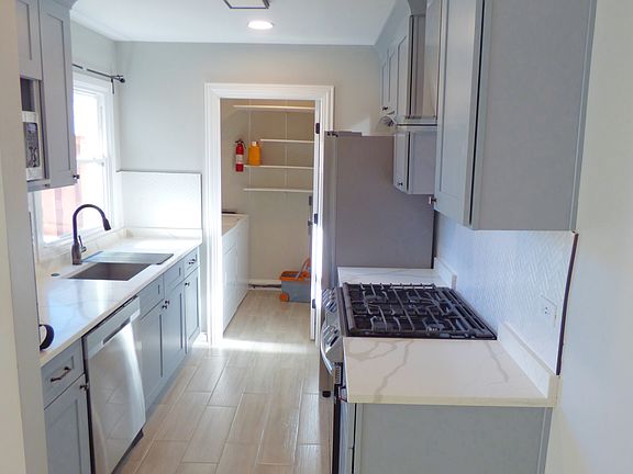 3rd image of 1822 Stockton Dr