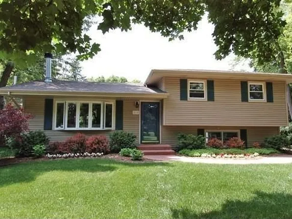 210 Oxford Ave, Clarendon Hills, IL 60514