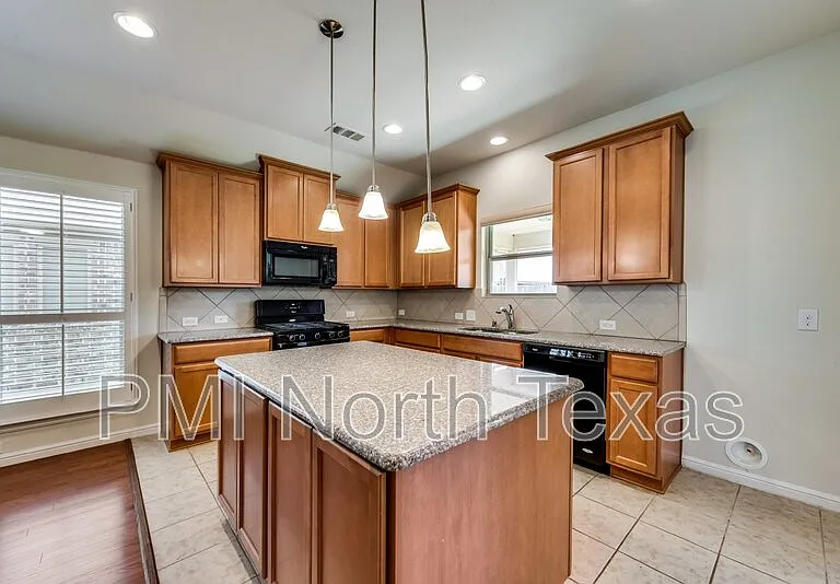 2404 Sun Creek Dr — Photo 9