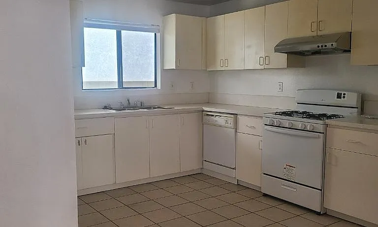2253 N Niagara St #C — Photo 4