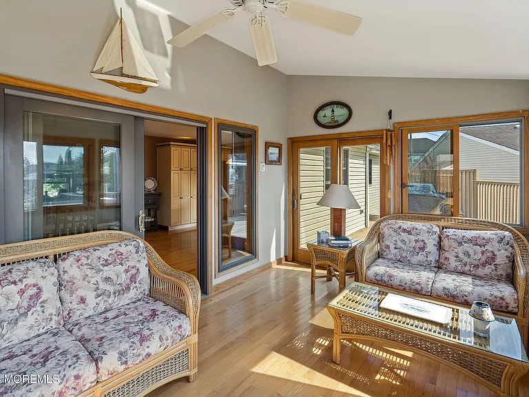 466 E Bay Ave — Photo 14