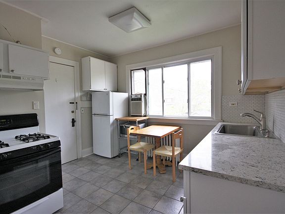 3rd image of 623 Vine Ave APT 2R