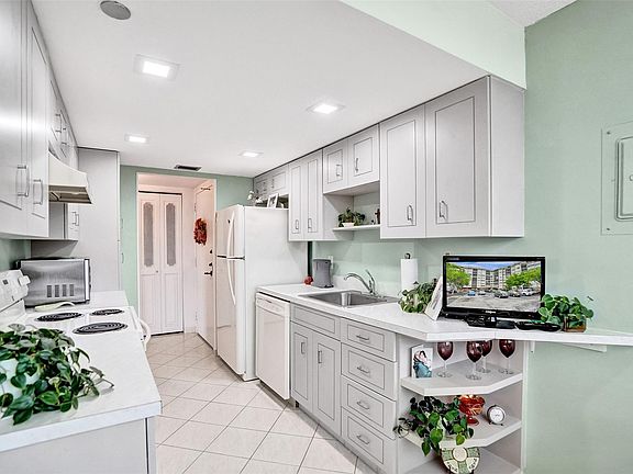 3rd image of 1100 Saint Charles Place #612