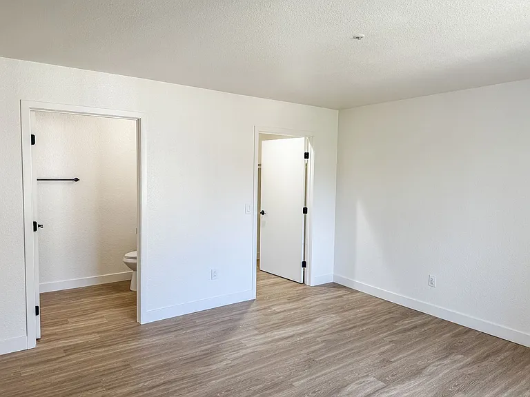 Sycamore Hills Village Apartments — Photo 32
