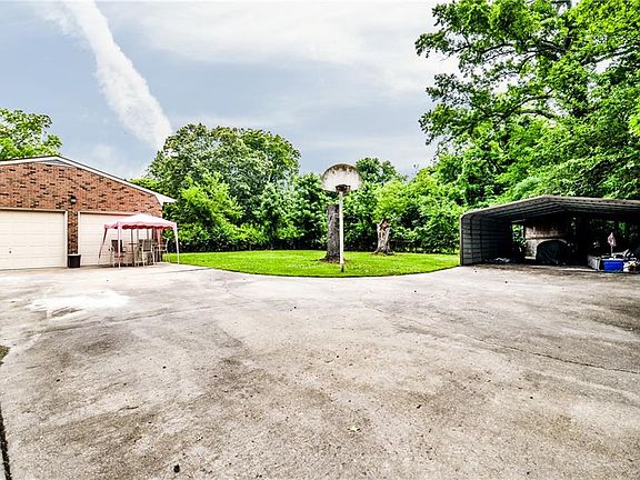 3rd image of 104 N Myra Dr