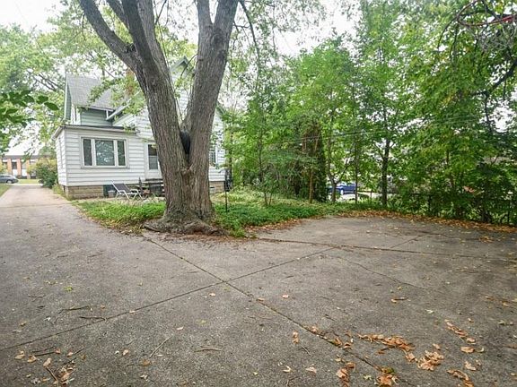 3rd image of 3332 S Whitnall Ave