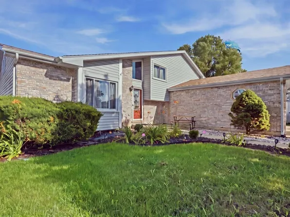 2010 Watertower Pl, Crest Hill, IL 60403