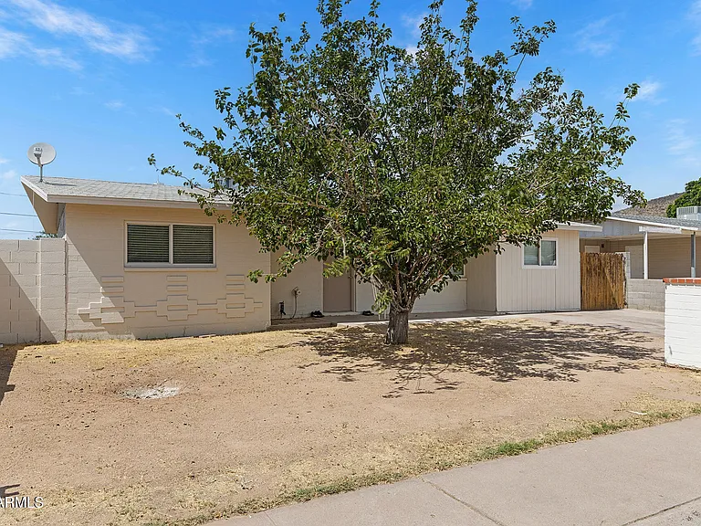 2246 W Sierra St — Photo 4