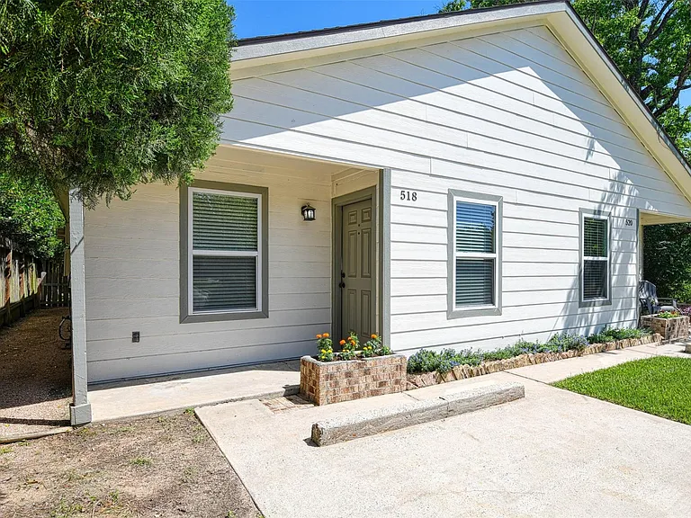 518 Moore St — Photo 3