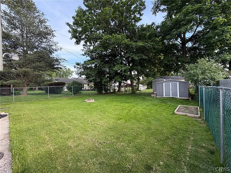 902 James St — Photo 4