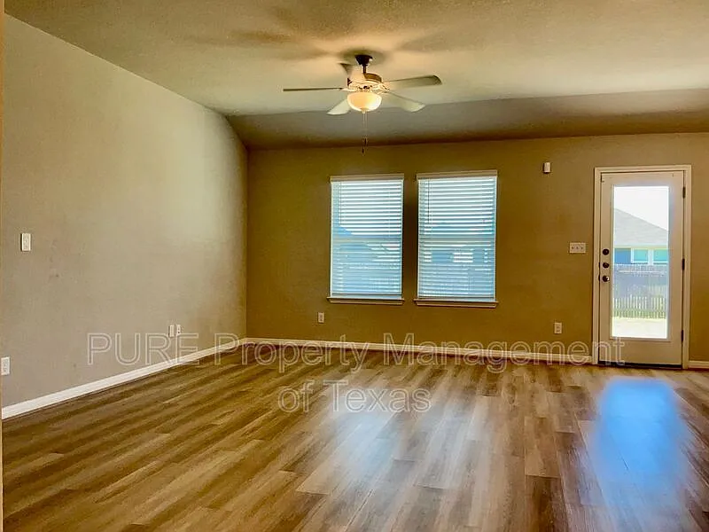 3 bed, 2.0 bath, 1621 sqft, $2,050 — Photo 3