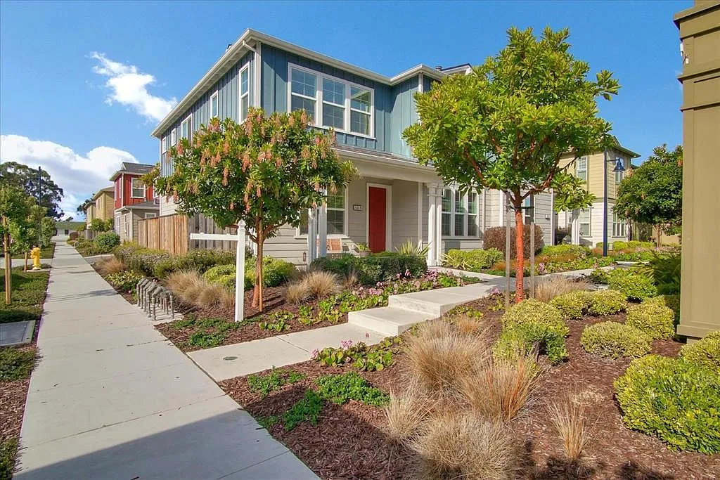 4 bed, 2.5 bath, 1896 sqft, $4,500 — Photo 1
