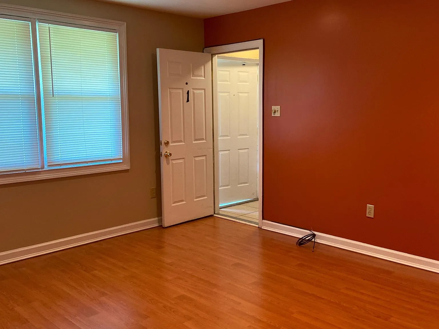 2 bed, 830 sqft, $1,350 — Photo 1