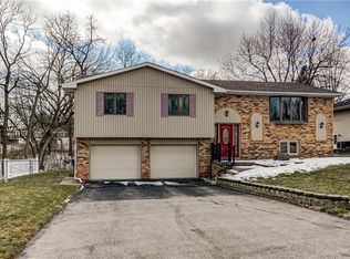 1075 S Wildwood Dr, Mt Zion, IL 62549