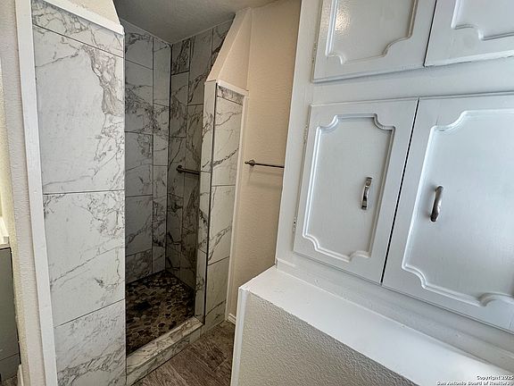 2nd image of 118 W Greenway