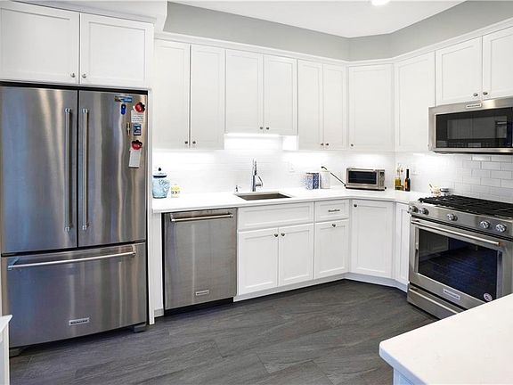 4th image of 128 Doral Greens Dr W