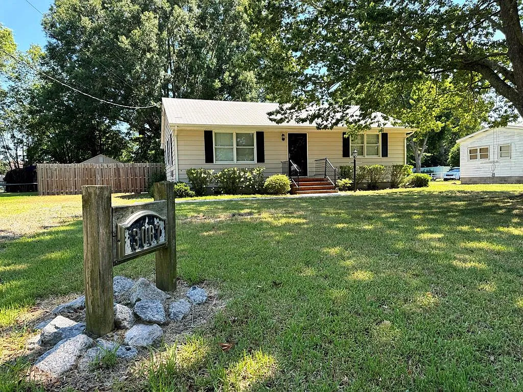 2 bed, 1.0 bath, 1072 sqft, $1,800 — Photo 1