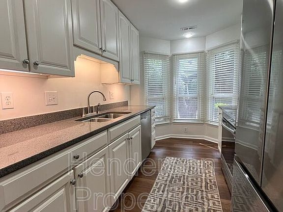 3rd image of 607 Queens Rd APT D