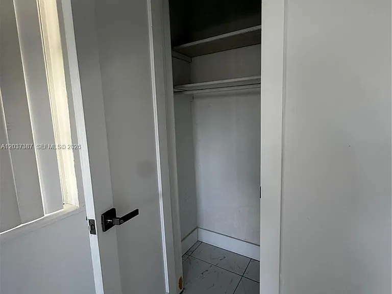 405 SE 23rd St #1 — Photo 7