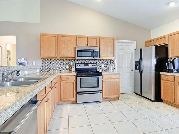 4th image of 312 NW 10th Ter