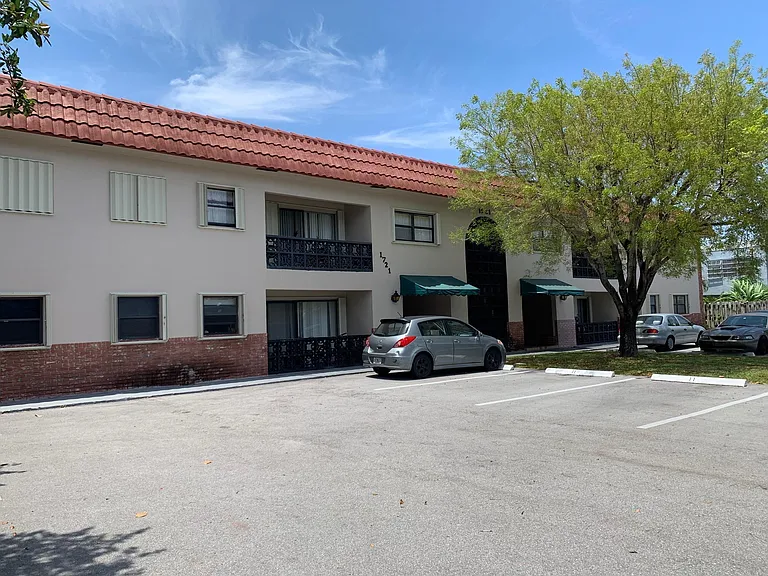 1721 NW 15th Vis — Photo 3