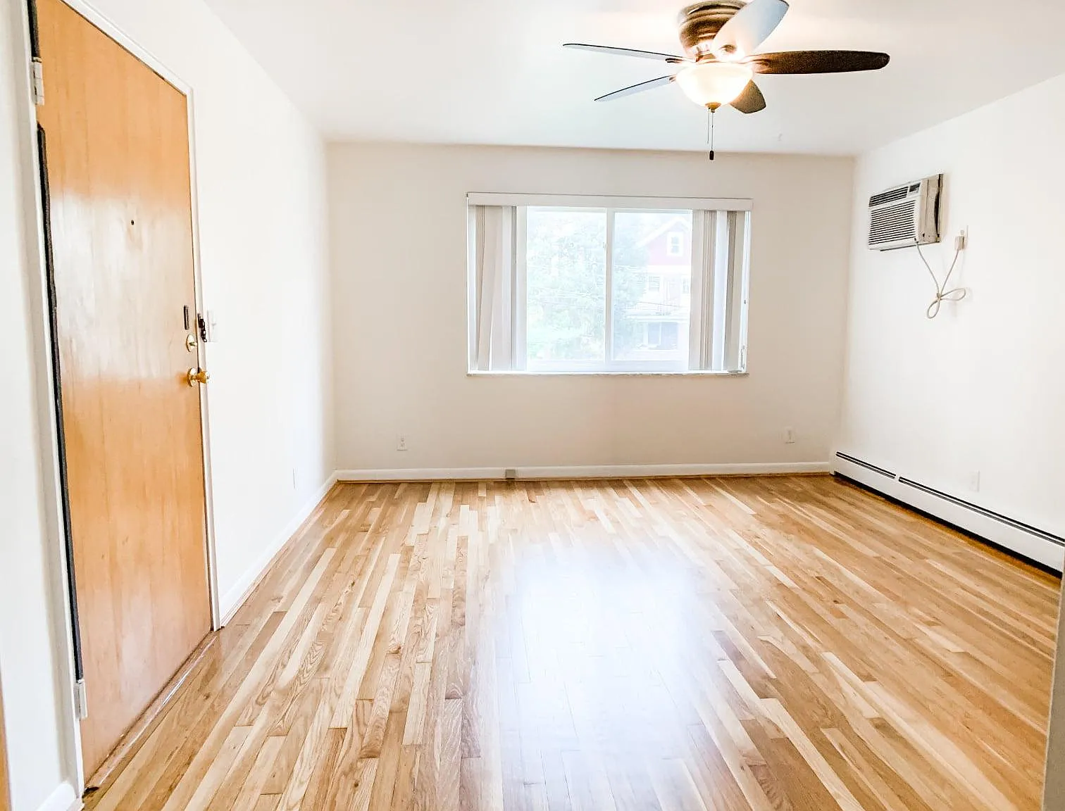3154 Schubert Ave — Photo 2