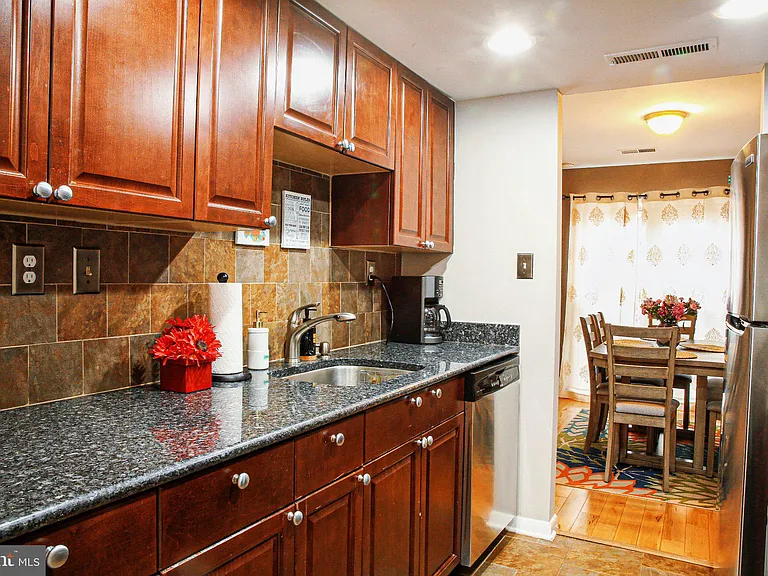 226 S Stevenson Sq — Photo 12