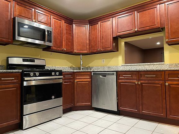 4th image of 381 Bromley Pl