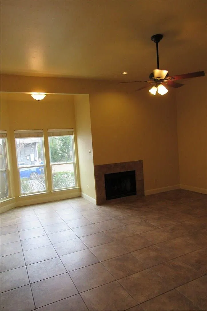 2 bed, 2.0 bath, 919 sqft, $1,895 — Photo 3