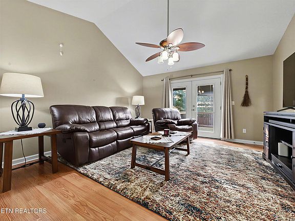 5th image of 225 Acorn Dr