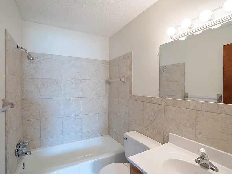 Coon Rapids, MN Robinwood Apartments | Bathroom