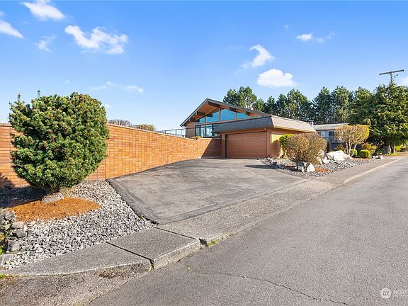4th image of 830 6th Avenue SW
