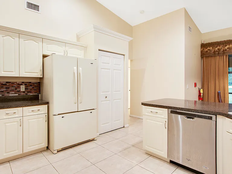 1198 SE Petunia Ave — Photo 34