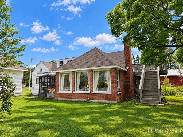 1112 N County Road 432 Rd, Gulliver, MI 49840