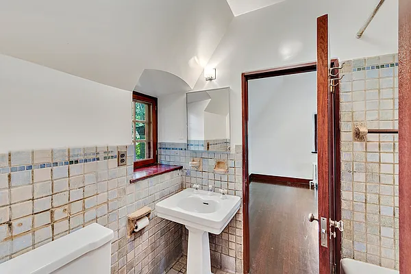 Rented by Compass | media 22