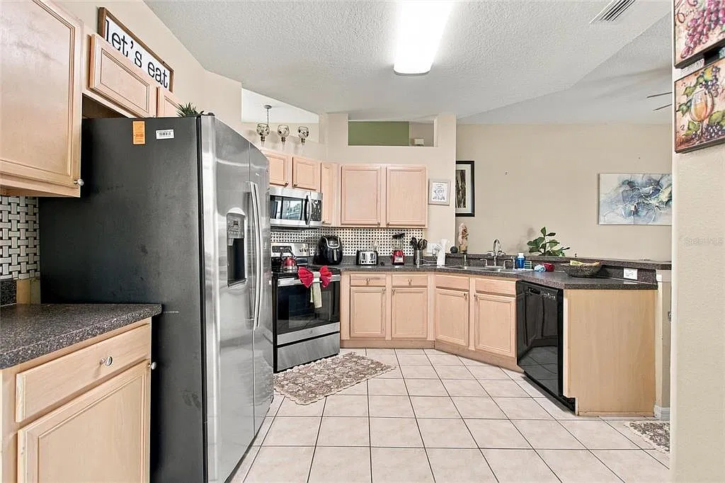 4 bed, 2.5 bath, 1903 sqft, $3,200 — Photo 4