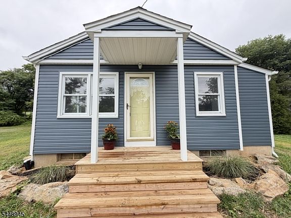 3rd image of 6 Maple Ln