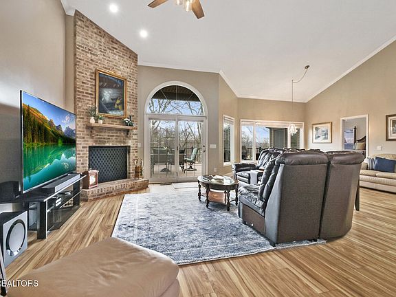3rd image of 25 Sugarbush Ln