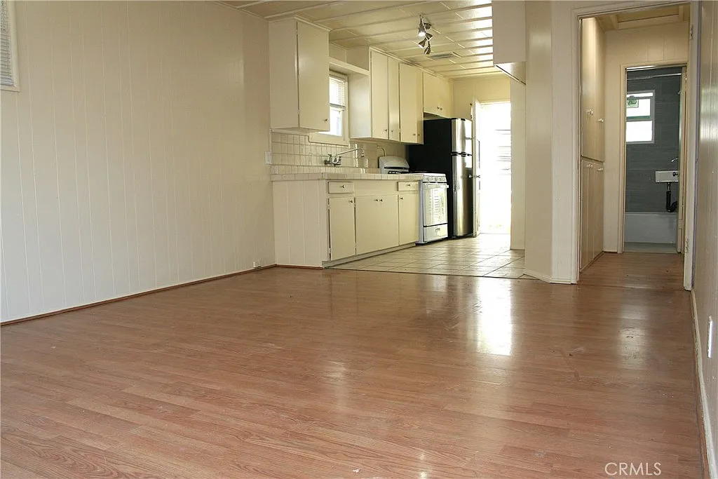 2 bed, 1000 sqft, $2,695 — Photo 2