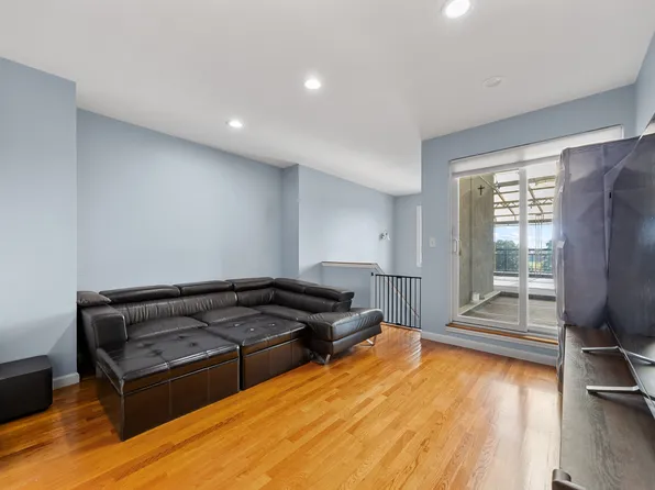 2881 Cropsey Avenue image 14 of 25