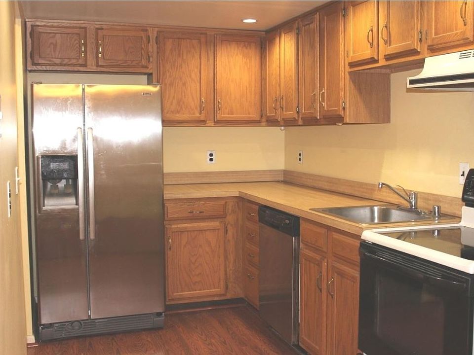 2nd image of 4 Bavarian Ln