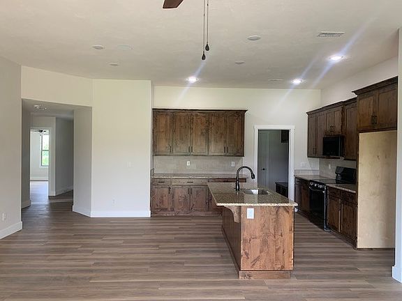 4th image of 834 E Crystal Ave
