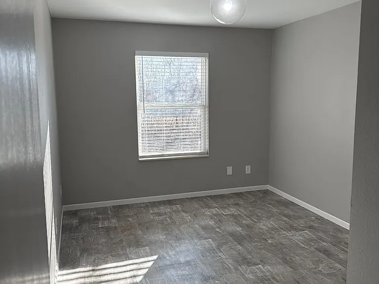 1051 Minns Dr — Photo 3