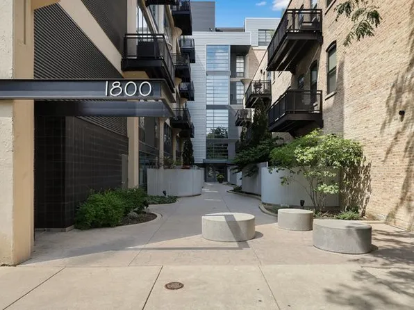 1800 W Grace St APT 325, Chicago, IL 60613