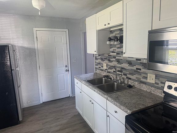 2nd image of 1015 E Elm St