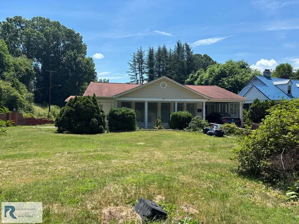 812 Jefferson Cir, Martinsville, VA 24112