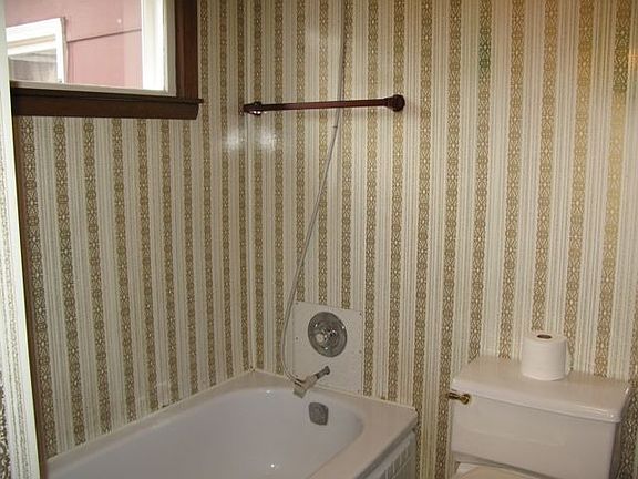 5th image of 822 9th St SE