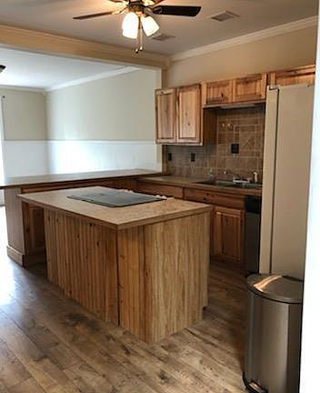 5th image of 105 E 12th St