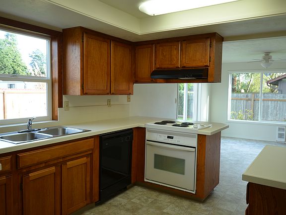 5th image of 3138 Woodleaf St NE