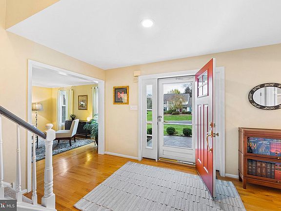 5th image of 406 Beaumont Cir